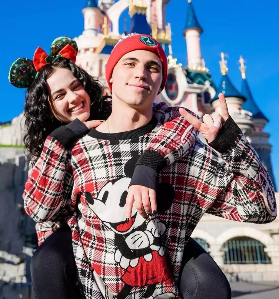 Mary Mouser Relationship